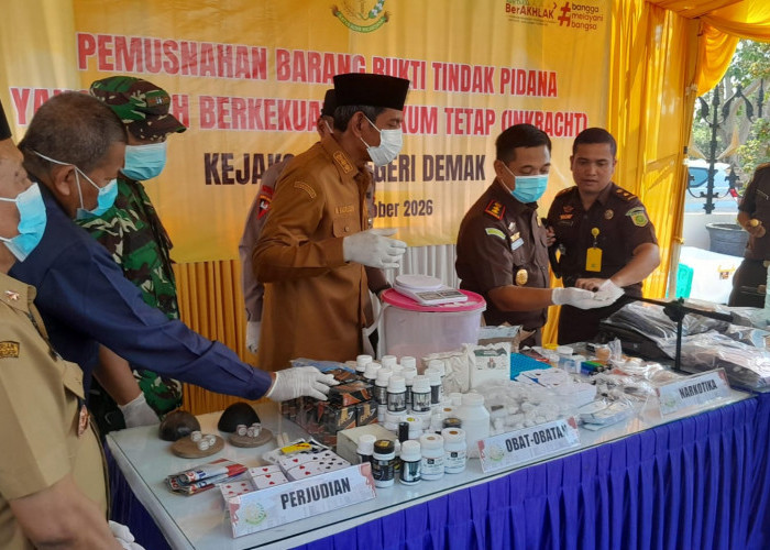 Kejari Demak Musnahkan 119 Karton Rokok Ilegal hingga 48 Gram Sabu