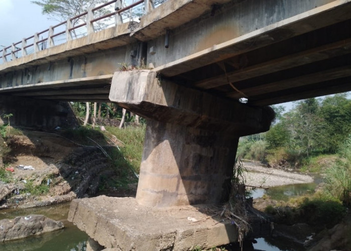 Jembatan Sungai Cacaban Kebumen Ambles, Warga Khawatir Ambruk Saat Musim Hujan