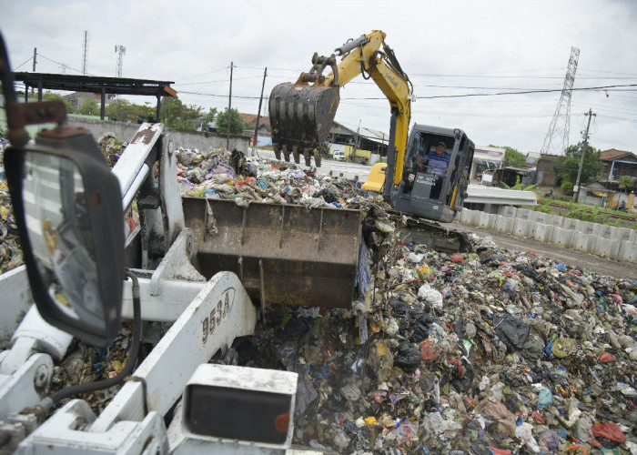 Gunungan Sampah di TPS Muktiharjo Kidul Mulai Dibersihkan, Wali Kota Semarang Pastikan Penanganan Terpadu