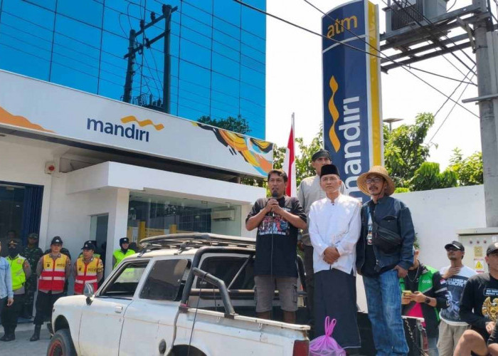 Kecewa Rekening Diblokir, Massa AMPB Lempar Telur Busuk ke Kantor Bank Mandiri Pati
