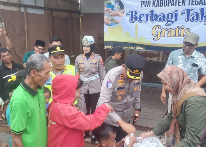 PWI Kabupaten Tegal Berbagi Ratusan Bungkus Takjil 