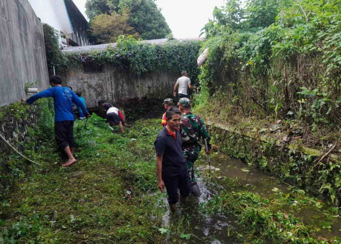 Cegah Banjir Saat Musim Hujan, TNI dan Warga Kampung Sending Gelar Aksi Bersih Sampah di Sungai