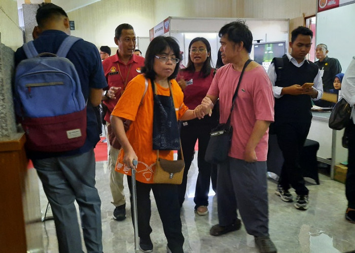 Ingin Merubah Nasib, Sepasang Lansia Difabel Cari Kerja di Job Fair Semarang