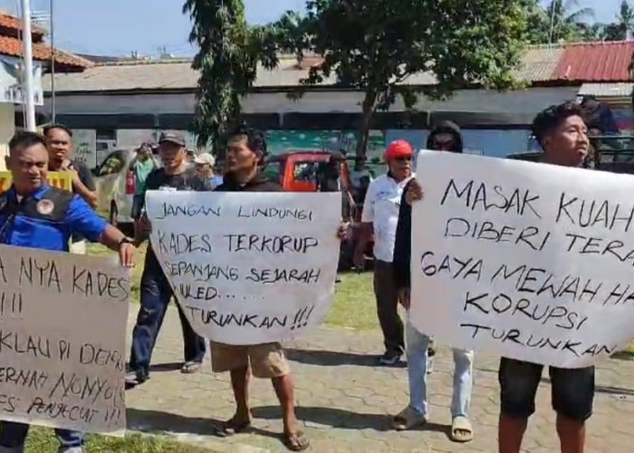 Seribuan Warga Desa Wuled Serbu Kantor Camat Tirto Pekalongan, Tuntut Kades Mundur