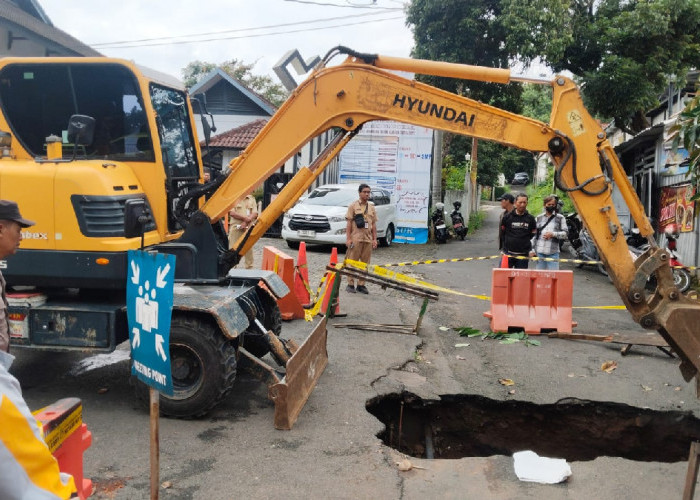 Jalan dr Wahidin Semarang Ambles 3 Meter, Muncul Lubang Besar Didepan Disdik