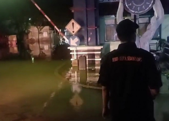 Tanggul Kolam Retensi Pelindo Jebol, Kawasan Industri di Pelabuhan Tanjung Emas Terendam Banjir