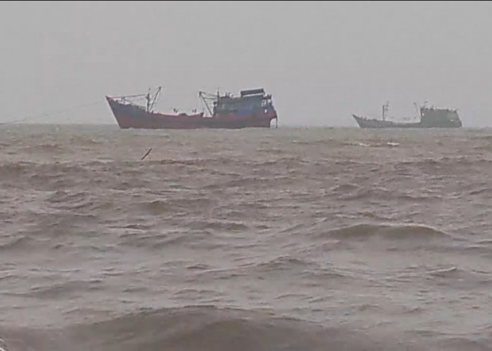 Kapal Nelayan Tertahan di Laut Akibat Pendangkalan Jalur Pelabuhan Pekalongan   