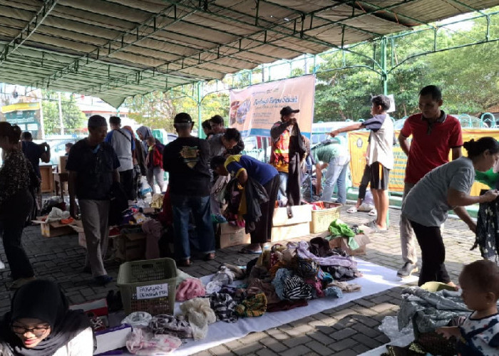 Bazar Baju Bekas “Bayar Seikhlasnya” di Semarang Diserbu Warga, Puluhan Boks Ludes Diborong