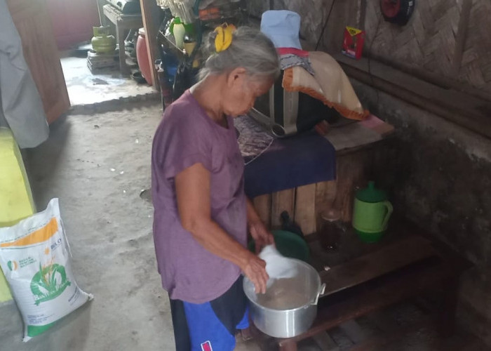 Warga Brebes Tak Mampu Beli Beras, Tempati RumahTak Layak Huni