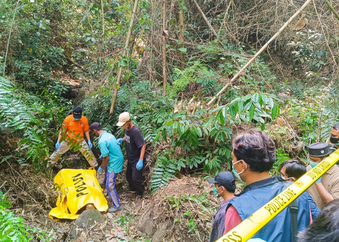 Polisi Evakuasi Jasad Pria Tanpa Identitas di Sungai Desa Dadapan Rembang