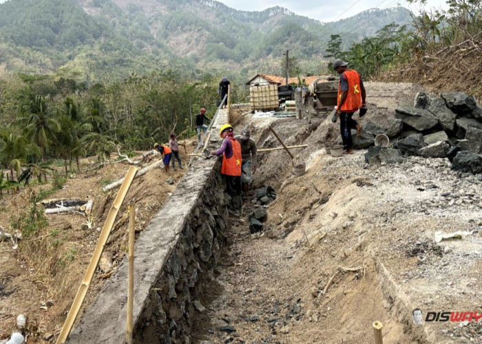Rusak Bertahun-tahun, Warga Kebumen Kini Sambut Perbaikan Jalan Wadasmalang-Sadangkulon