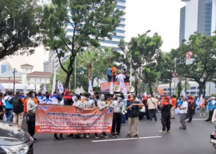 Aksi Buruh KSPI Mendesak Kenaikan UMP dan Hapus Batas Usia Lamar Kerja