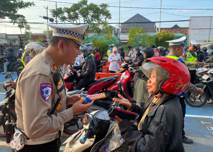 94 Motor Terjaring, Satlantas Batang Hadiahi Cokelat dan Tilang Sekaligus