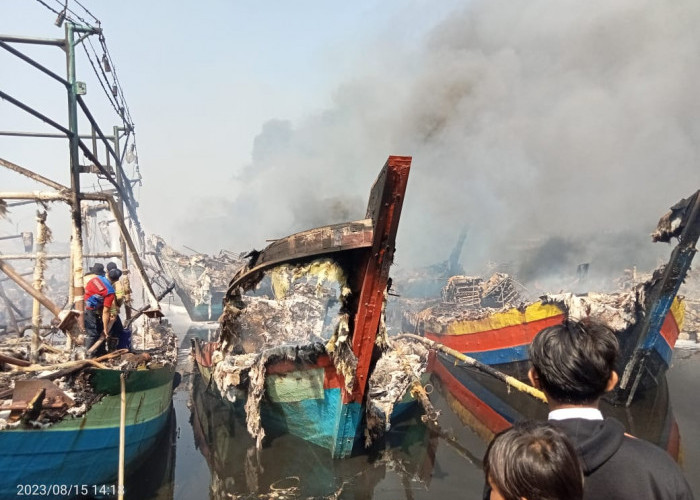 Hari Kedua Kebakaran Kapal Pelabuhan Jongor Tegal, Api Kembali Ngamuk. Kepulan Asap Kepung Kampung Nelayan 