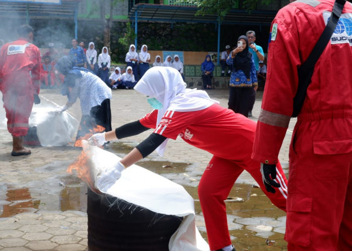 BEST Class: BPI Ajarkan Teknik Pemadaman Api ke Siswa SMPN 2 Kandeman Batang