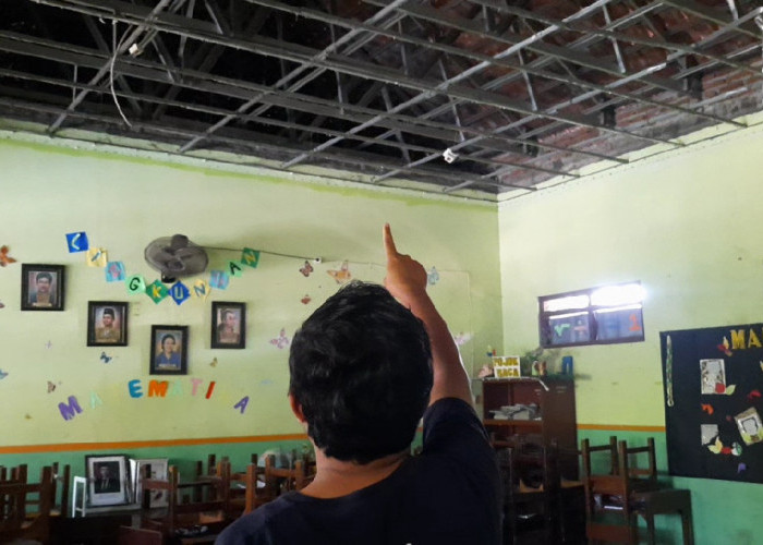 Plafon Kelas SDN Jatingaleh 01 Runtuh, Lima Siswa dan Satu Guru Terluka