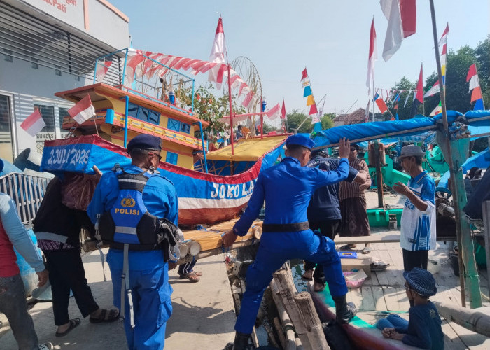 Kemeriahan Sedekah Laut Pecangaan Pati, Puluhan Perahu Nelayan Kawal Larung Sesaji 