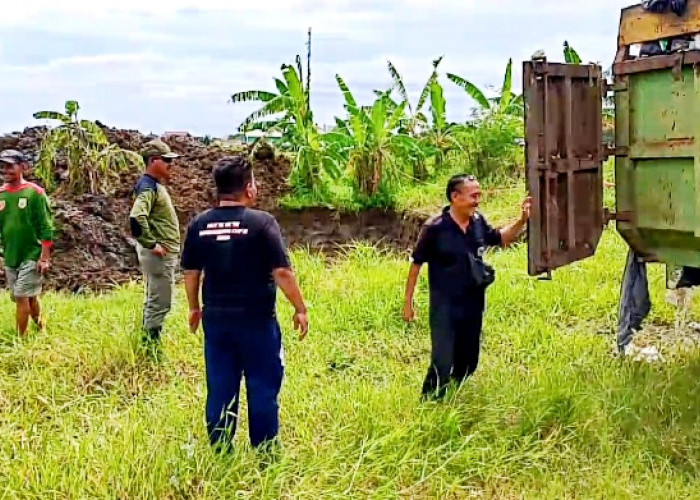 Pemuda Laskar Putu Djongsari dan Karang Taruna Sugihwaras Bersihkan Sampah di Kabupaten Pemalang 