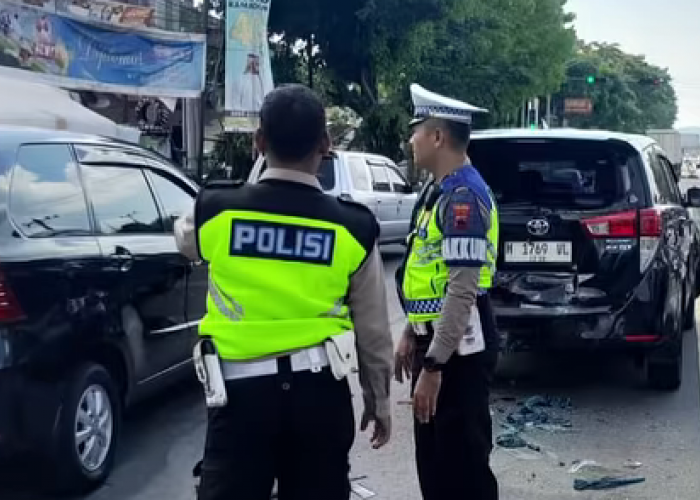 Kecelakaan Beruntun, Truk Hantam Dua Mobil Pribadi di Ungaran