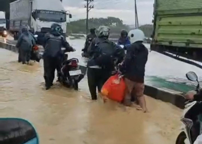 Jalan Pantura Tegal Banjir, Kendaraan Mengular dan Mogok