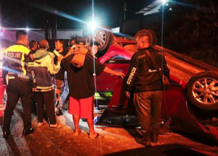 Toyota Agya Terguling di JLS Salatiga, Dua Pasangan Pelajar Alami Luka