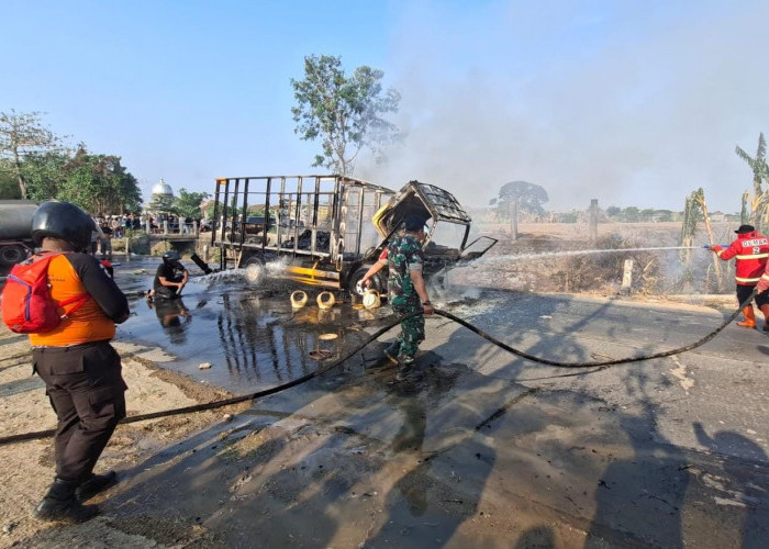 Truk Pengangkut Keranjang Parcel Terbakar di Mijen Demak, Kerugian Capai Rp250 Juta