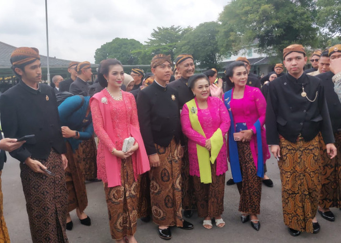 Wapres Gibran Hadiri Tingalan Jumenengan Ke-4 Mangkoenagoro X di Pura Mangkunegaran