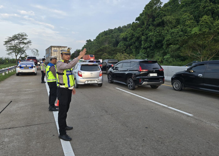 Pemudik Alami Kecelakaan Beruntun Enam Kendaraan di Tol Batang KM 361