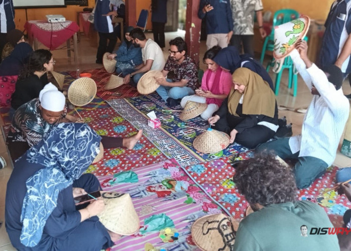 Caping Kebumen Tembus Mancanegara, Mahasiswa 7 Negara Belajar Menganyam di Kampung Tudung Grujugan