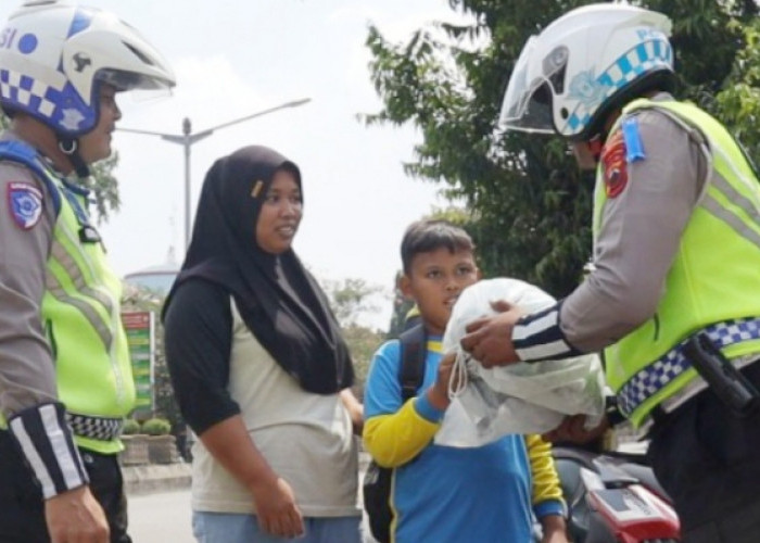 Peringati Hari Anak Nasional, Polisi Bagikan Helm Gratis ‎