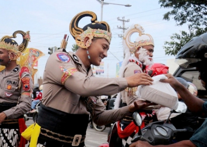 Berkostum Wayang Orang, Personel Polres Pemalang Bagikan Takjil Gratis 