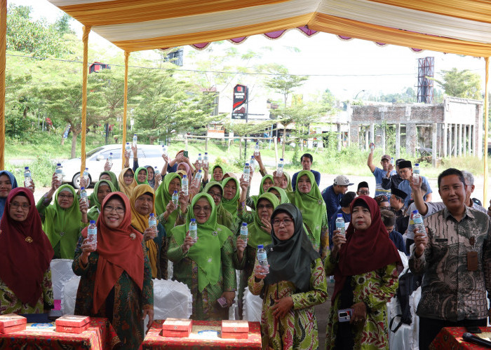 Kiat Gesit PC  Muslimat NU dan BUMDes Tuwel Luncurkan  Air Minum Olahan