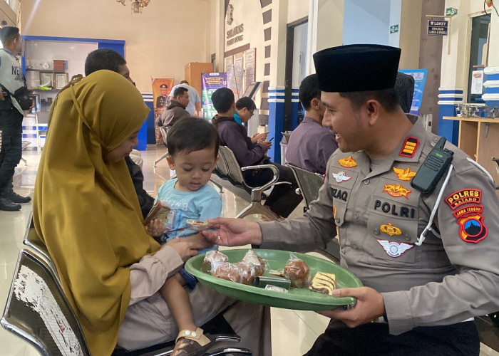 Satlantas Polres Batang Gelar Doa, Sarapan Bersama hingga  Bagi Makanan ke Pemohon SIM