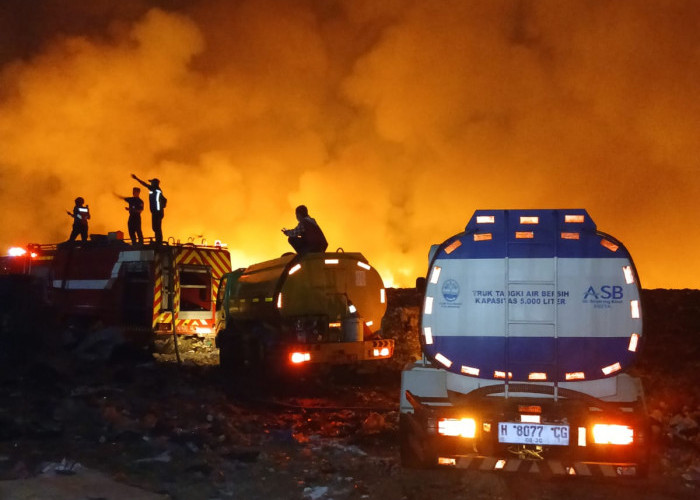 Kebakaran TPA Jatibarang Belum Padam, PDAM Semarang Terus Gelontorkan Air 5.000 Liter per Tangki