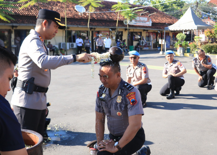 Polres Tegal Gelar Upacara Kenaikan Pangkat dan Wisuda Purna Bakti