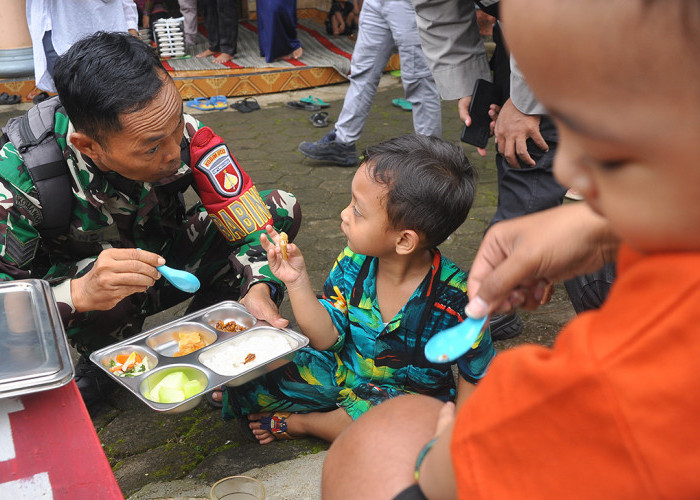 Babinsa Ikut Suapin Balita, Bumil dan Busui Mengaku Terbantu Dengan Makanan Bergizi Gratis