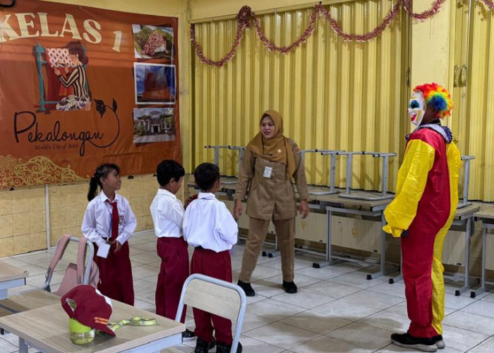 Hanya Dapat 3 Murid Baru, MPLS di SDN Purwoyoso 01 Semarang Tetap Meriah dengan Tema Sirkus dan Seragam Gratis