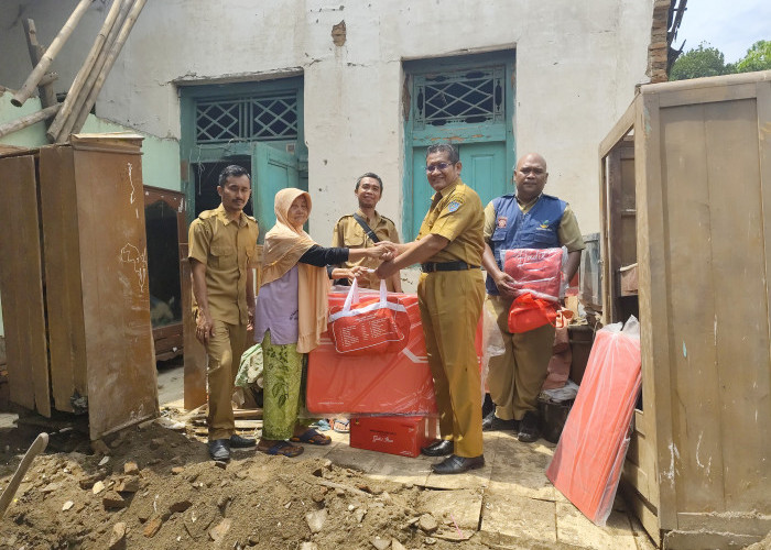 Dinsos Kabupaten Tegal Salurkan Bantuan Sosial  Korban Rumah Roboh