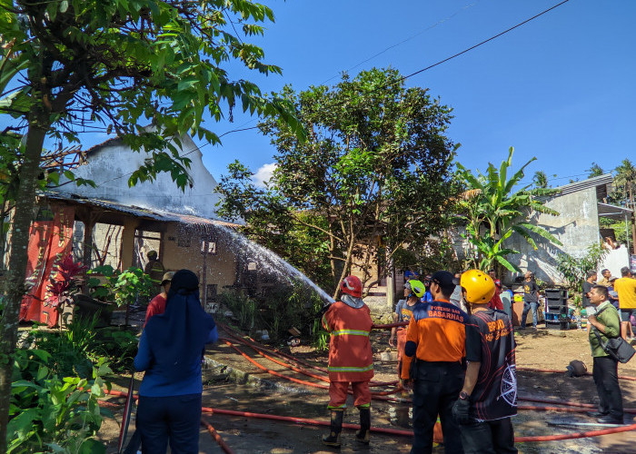 Dua Motor Hingga Dokumen Penting Ludes, Dua Unit Rumah Milik Seorang Janda di Tegalrejo Salatiga Terbakar 