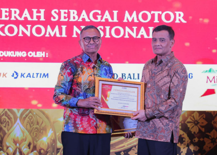 Gubernur Jateng Ahmad Luthfi Raih Penghargaan Penggerak UMKM dan Ekonomi Kreatif di Top Regional Leader 2026