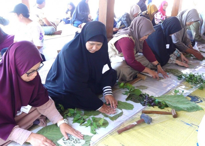 Belajar Gratis hingga Jadi Peluang Usaha, Komunitas Ecoprint Gayathree Latih Puluhan Peserta di Pantai Mliwis 