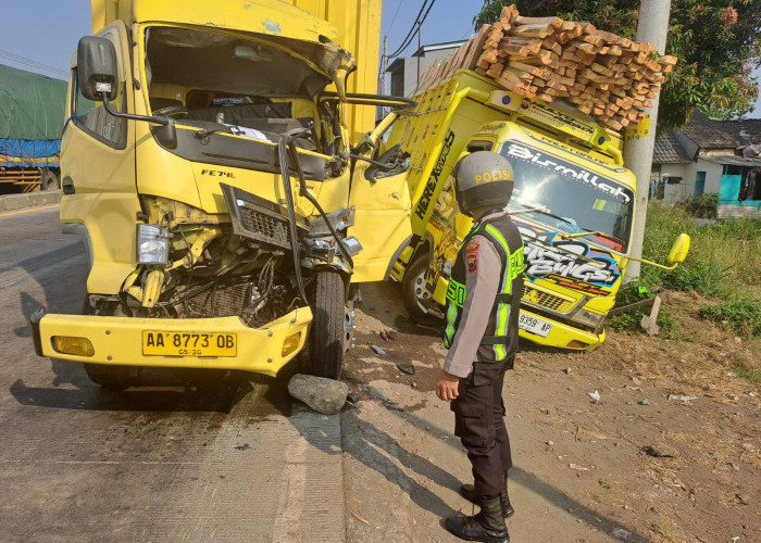Truk Box Hantam Colt Diesel di Pantura Jatisari Batang, Satu Pengemudi Luka
