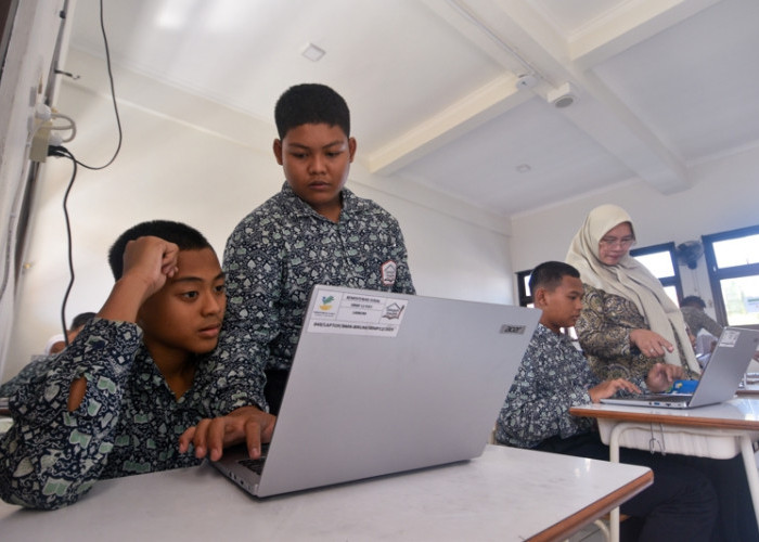 Begitu antusiasmenya, sejumlah murid menjadi tutor sebaya: turut mengajari teman lainnya mengisi Skrining Riwayat Kesehatan. BPJS Kesehatan mencatat, hingga pertengahan Mei 2026 lalu, ada sebanyak 10,4 juta peserta JKN sudah melakukan skrining, dimana sebanyak 4.967.525 orang atau mencakup 49,46 persen punya risiko penyakit. (Achmad Fazeri/Disway Jateng)