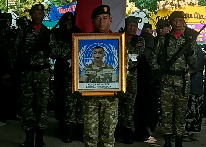 Tangis Keluarga Pecah, Iringi Pemakaman Kopda Farizal Rhomadhon