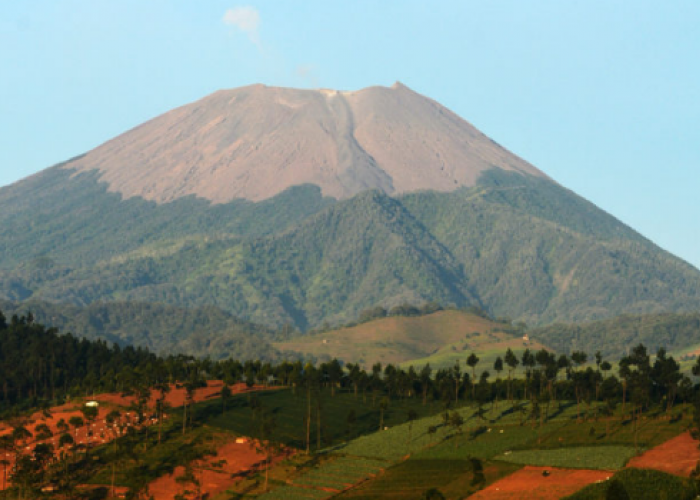 Panorama Puncak Gunung Slamet Menakjubkan, Cocok dan Seru Buat yang Suka Tantangan!