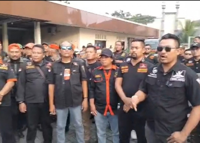Ratusan Massa GRIB Jaya Se-Jateng Geruduk Polres Demak, Ada Apa? 