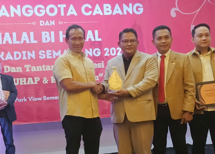 Zaenal  Petir Raih Penghargaan IKADIN Semarang, Konsisten Beri Bantuan Hukum Gratis