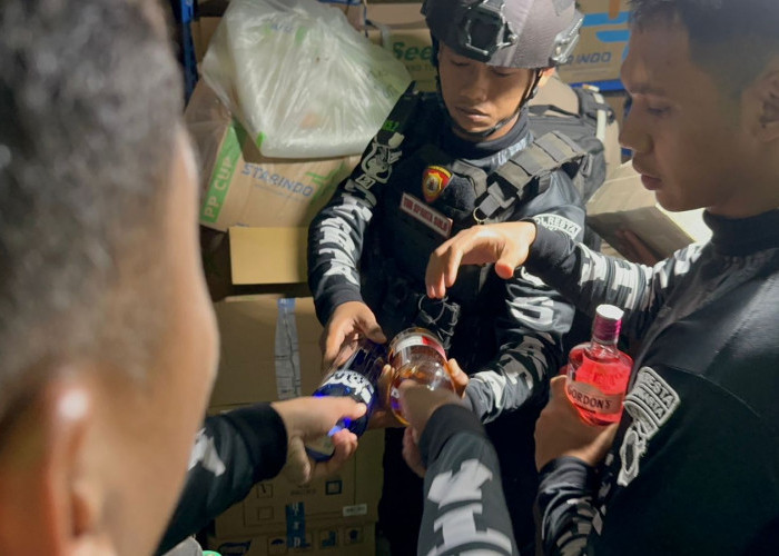 Gerebek Tempat Hiburan di Laweyan, Polisi Sita 553 Botol Miras Ilegal