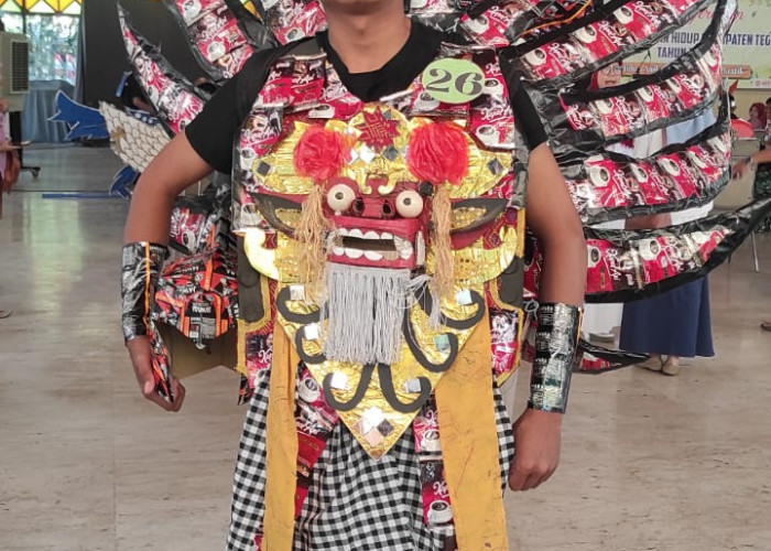 SMA Negeri 1 Bojong Tegal Raih Juara Favorit Kostum Putra 