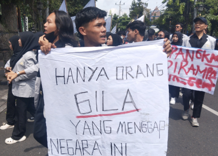 Tolak Pemangkasan Anggaran Pendidikan, Ratusan Mahasiswa UIN Segala Fakultas Blokade Depan DPRD Salatiga